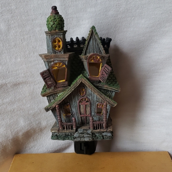 Terry's Village Resin Haunted House Nightlight - Picture 3 of 9